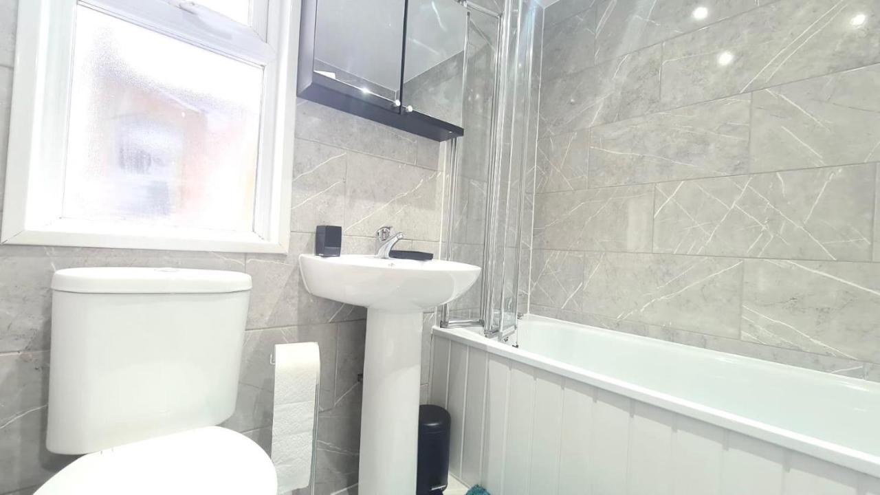 Cosy Single Room In Manor Park Лондон Экстерьер фото